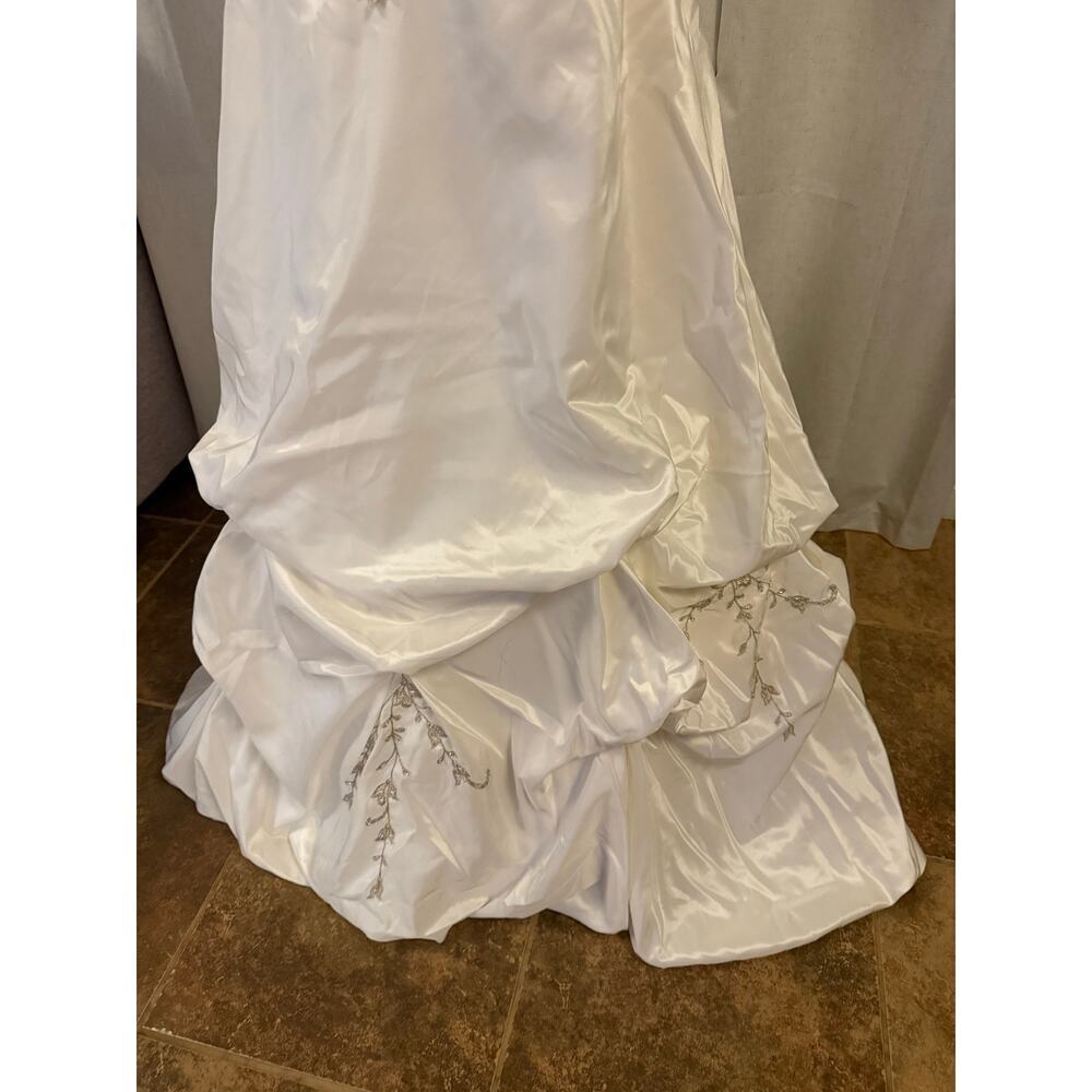 Strapless Wedding Dress/Gown By David's Bridal Size 0 with Bustle - Picture 2 of 9